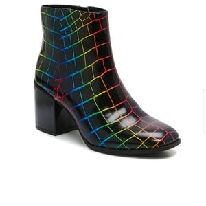 🌈 NWT Electric Rainbow Boot